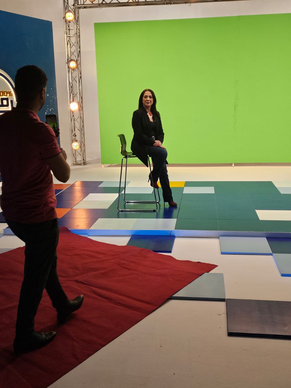 Meryem Mazini en coulisses d\u2019un plateau télé