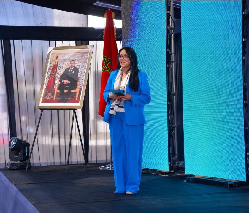Meryem Mazini sur scène lors d'une conférence